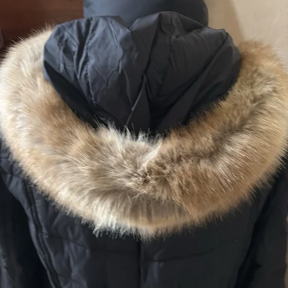 Michael Kors Black Quilted Puffer Coat with Fur Trim. - Picture 6 of 10